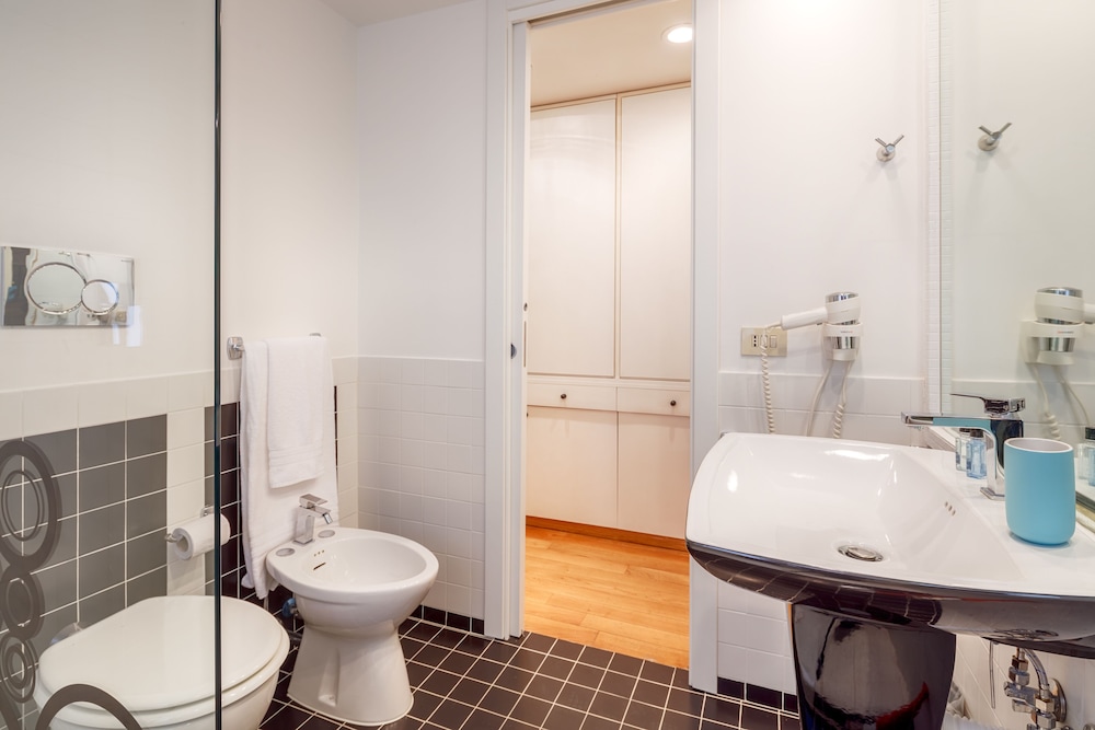 NO 9 COLOSSEO LUXURY SUITES 44/50