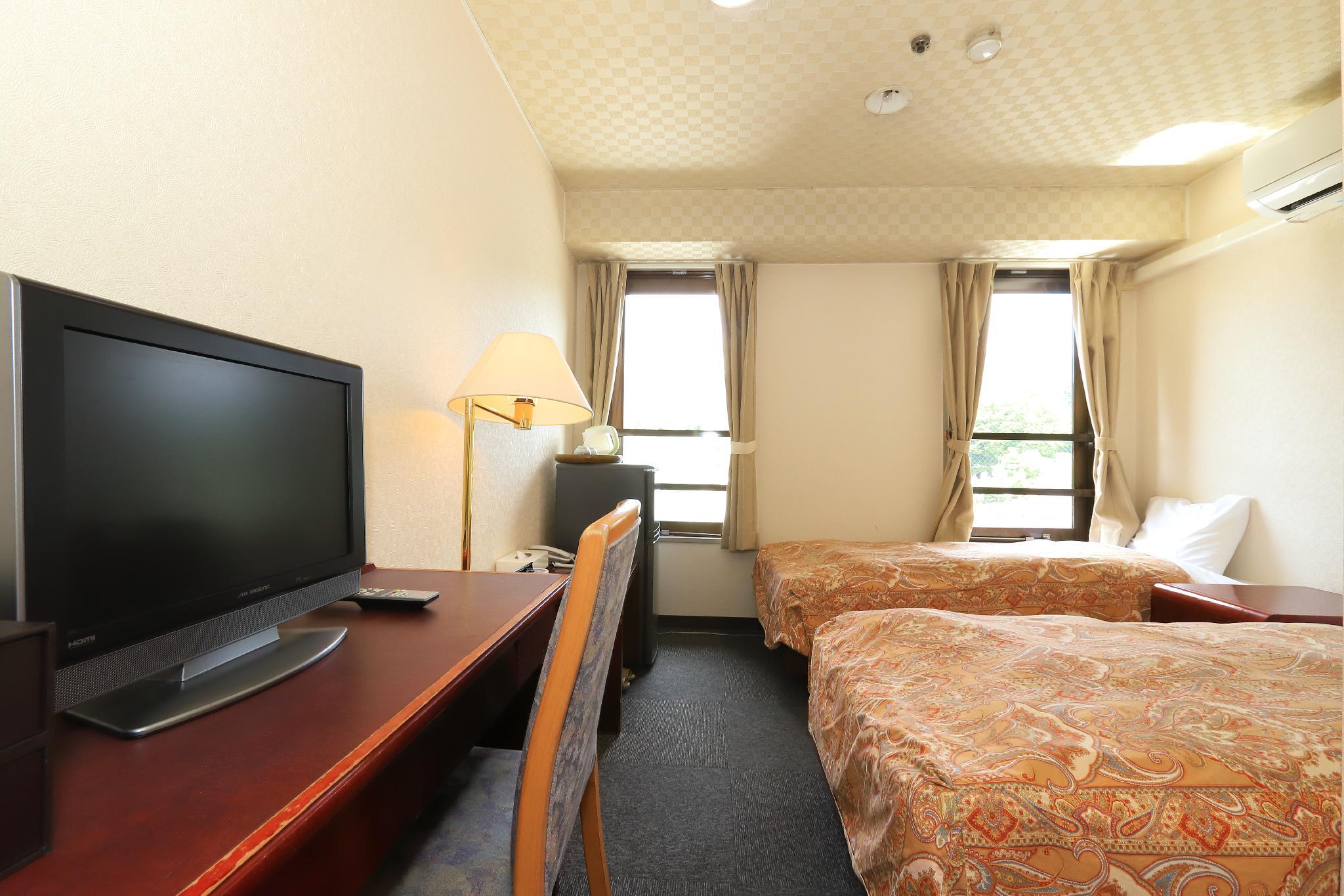 Room, Twin Beds, No Window