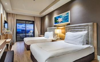 Standard, Double and Twin Beds, Partial Sea View