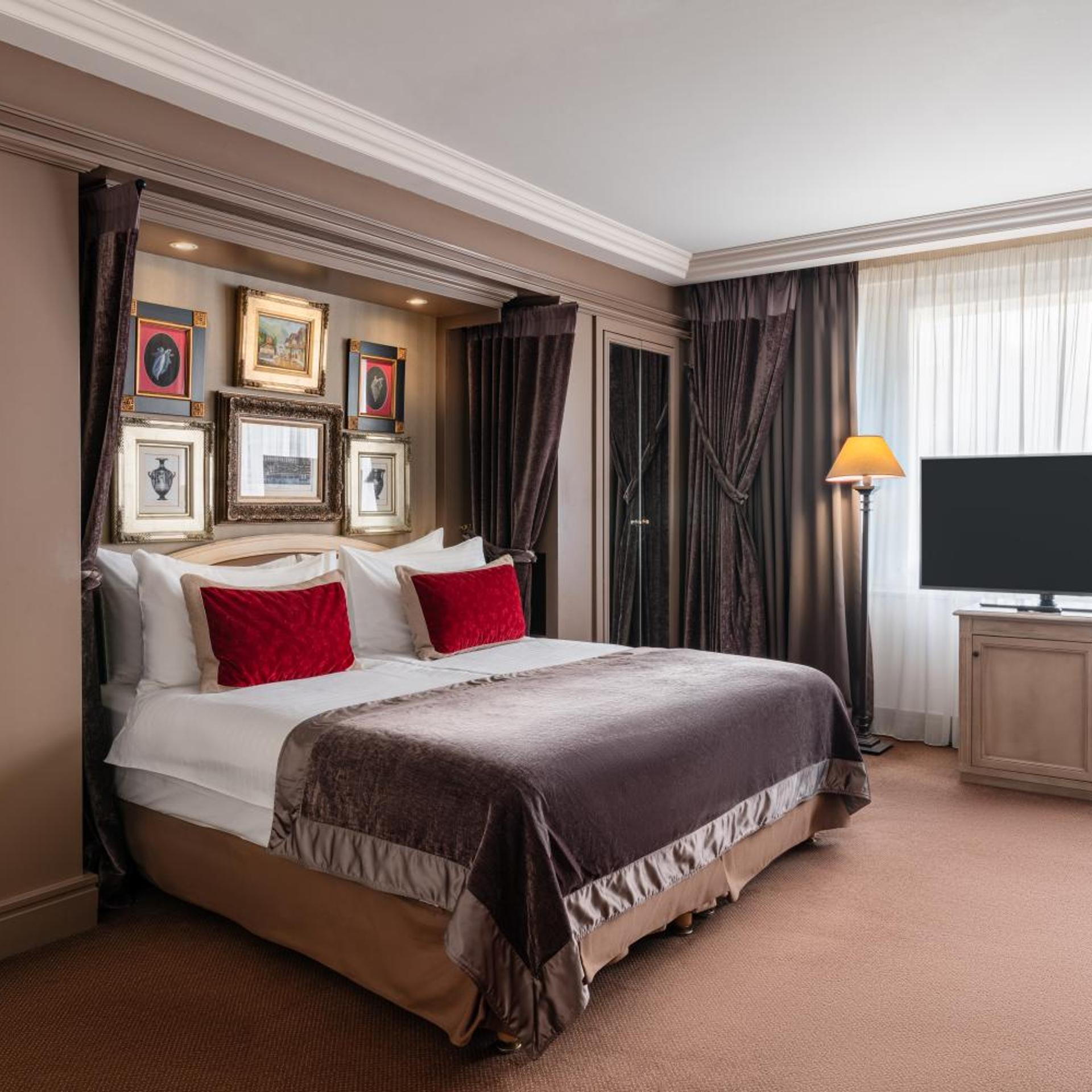Deluxe, Studio, Sofa, Royal Manotel 5/8