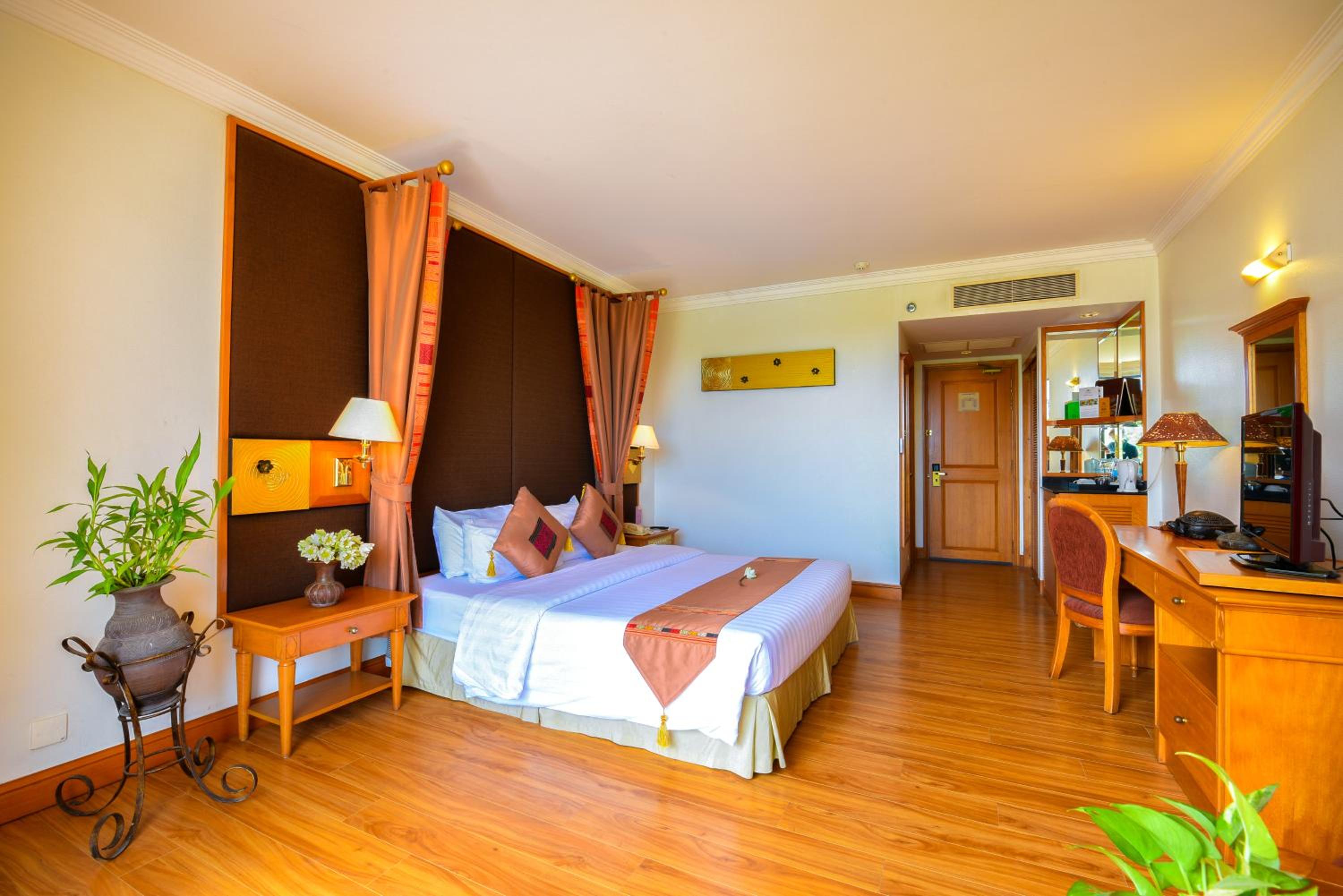 غرفة ديلوكس بسرير مزدوج بإطلالة على المسبح بشرفة، ANGKOR CENTURY RESORT AND SPA 6/10