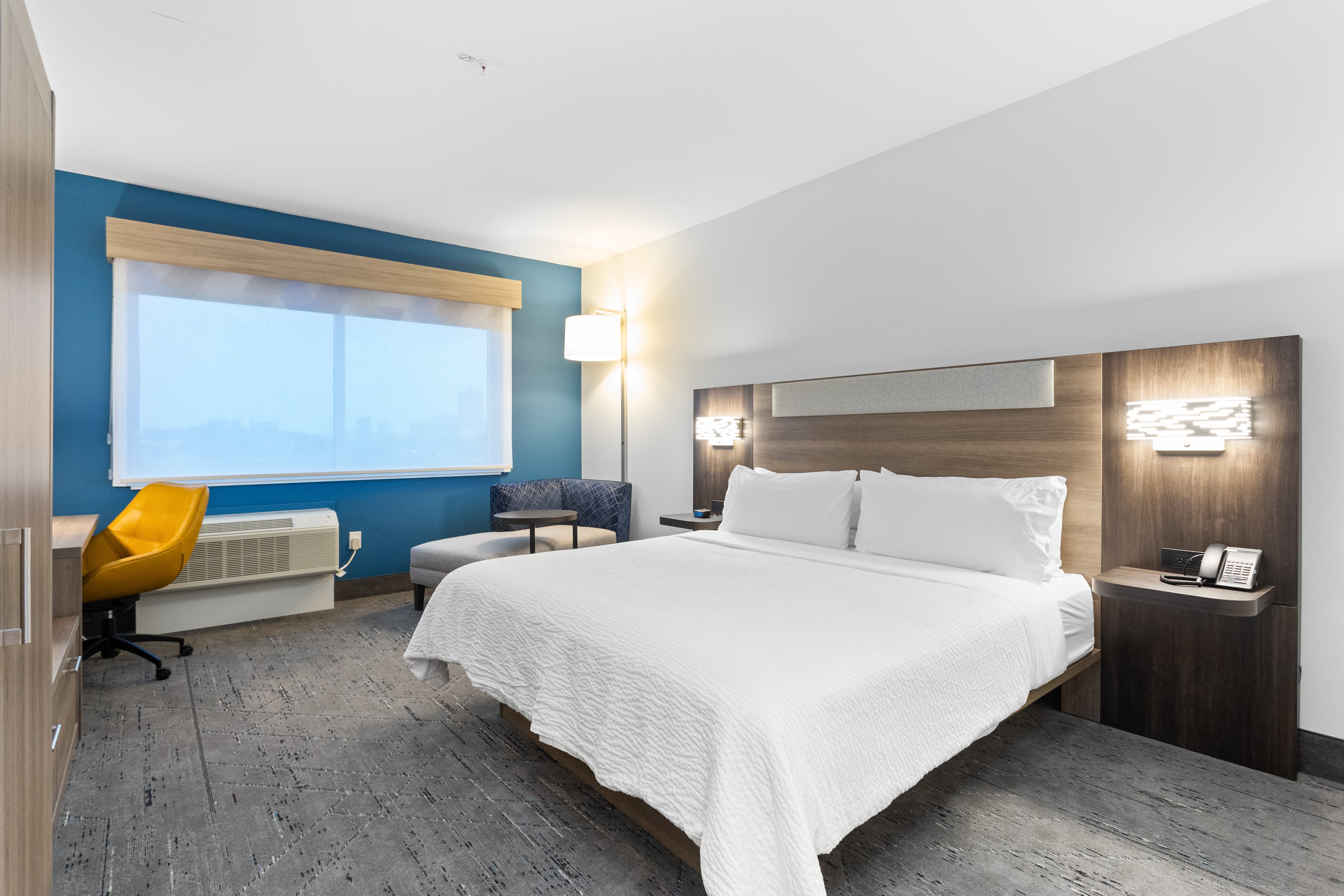 Standard, King Bed, Holiday Inn Express and Suites Waco Downtown by IHG 2/2