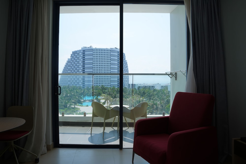 The Empyrean Cam Ranh Beach Resort 45/57