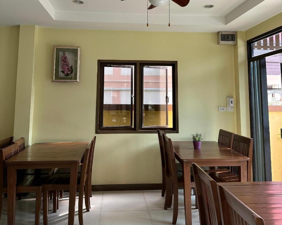 Ponburi Hotel 82/90