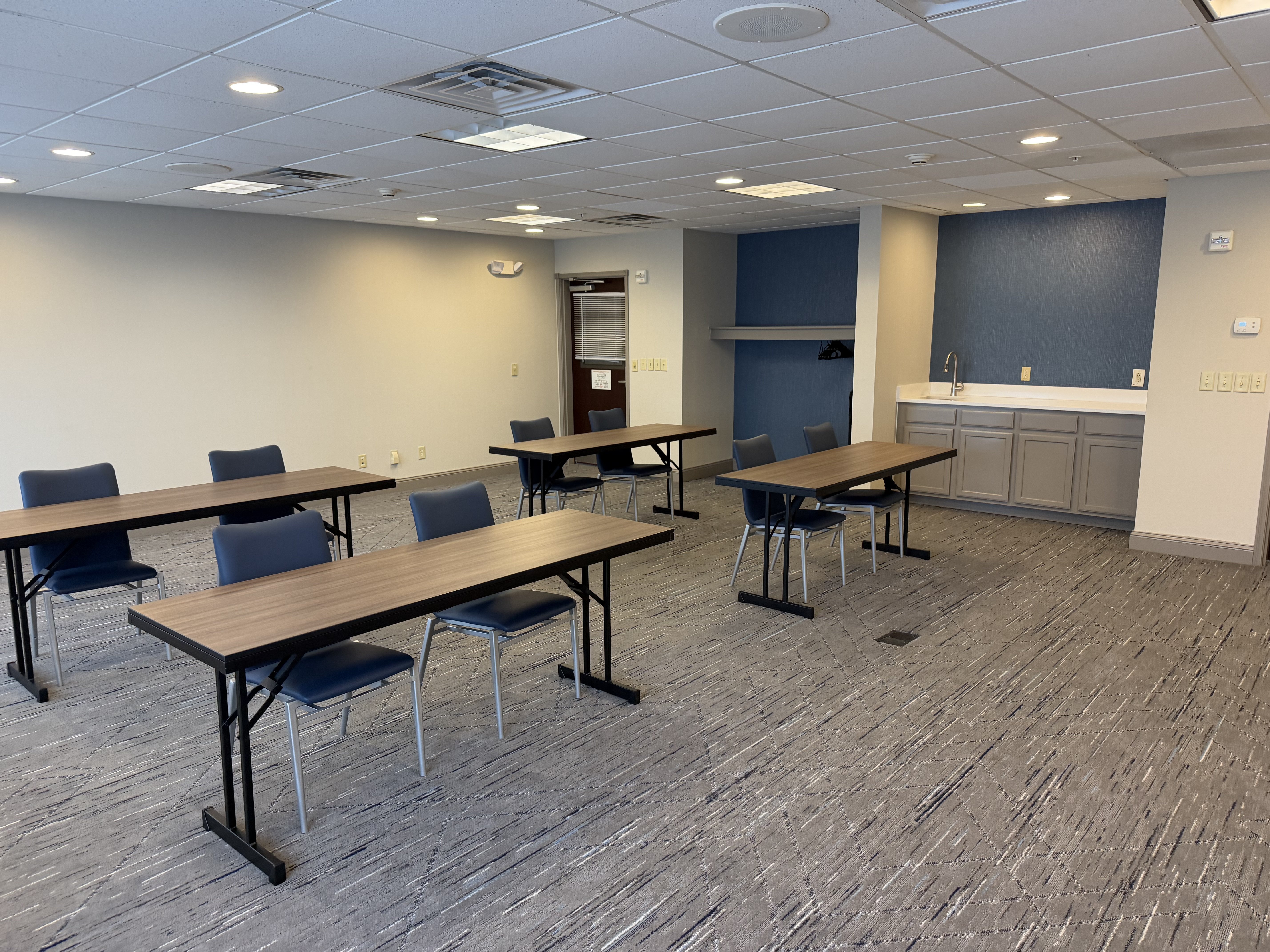 Holiday Inn Express & Suites Syracuse North - Airport Area 64/68
