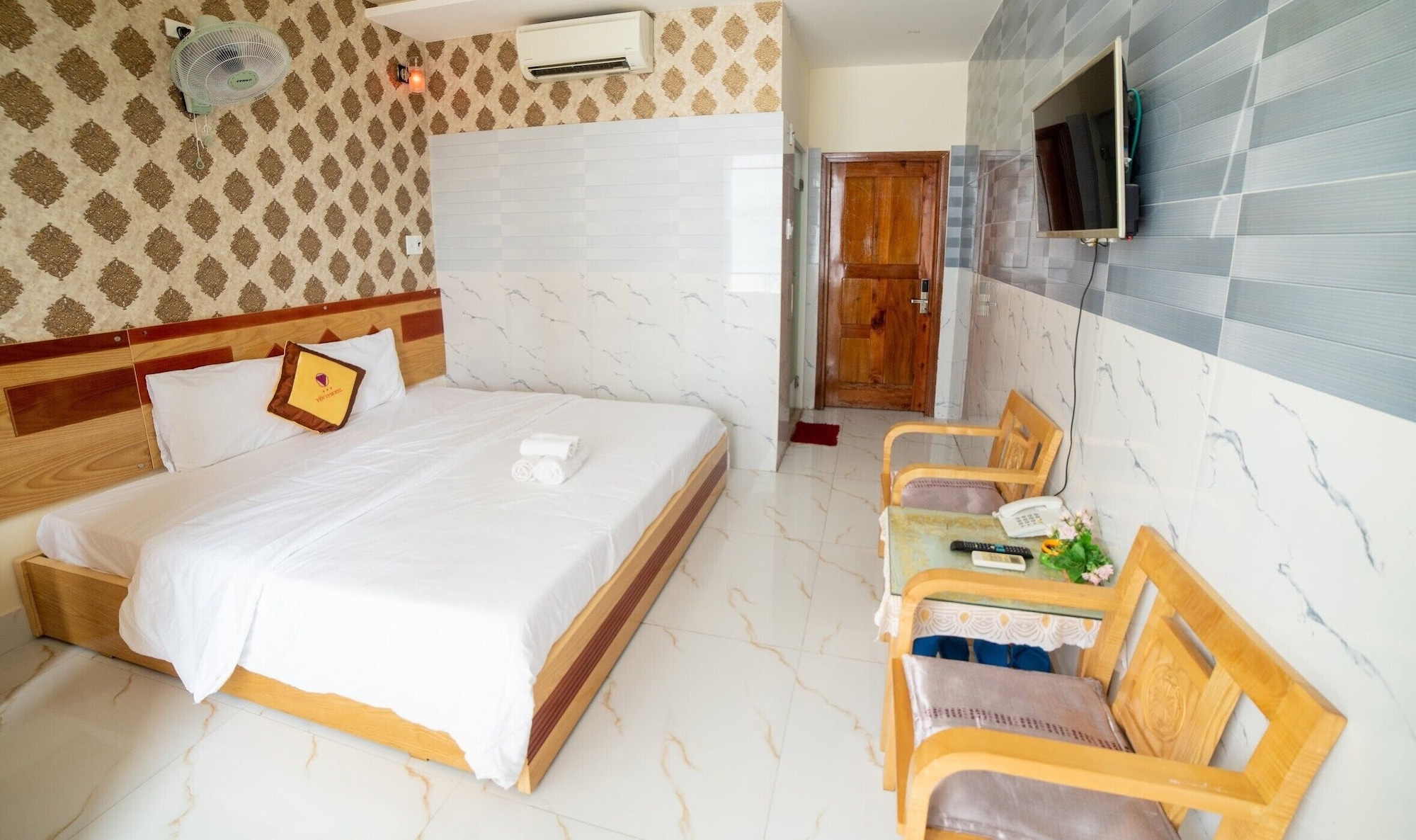 LUXURY, TWIN BEDS
