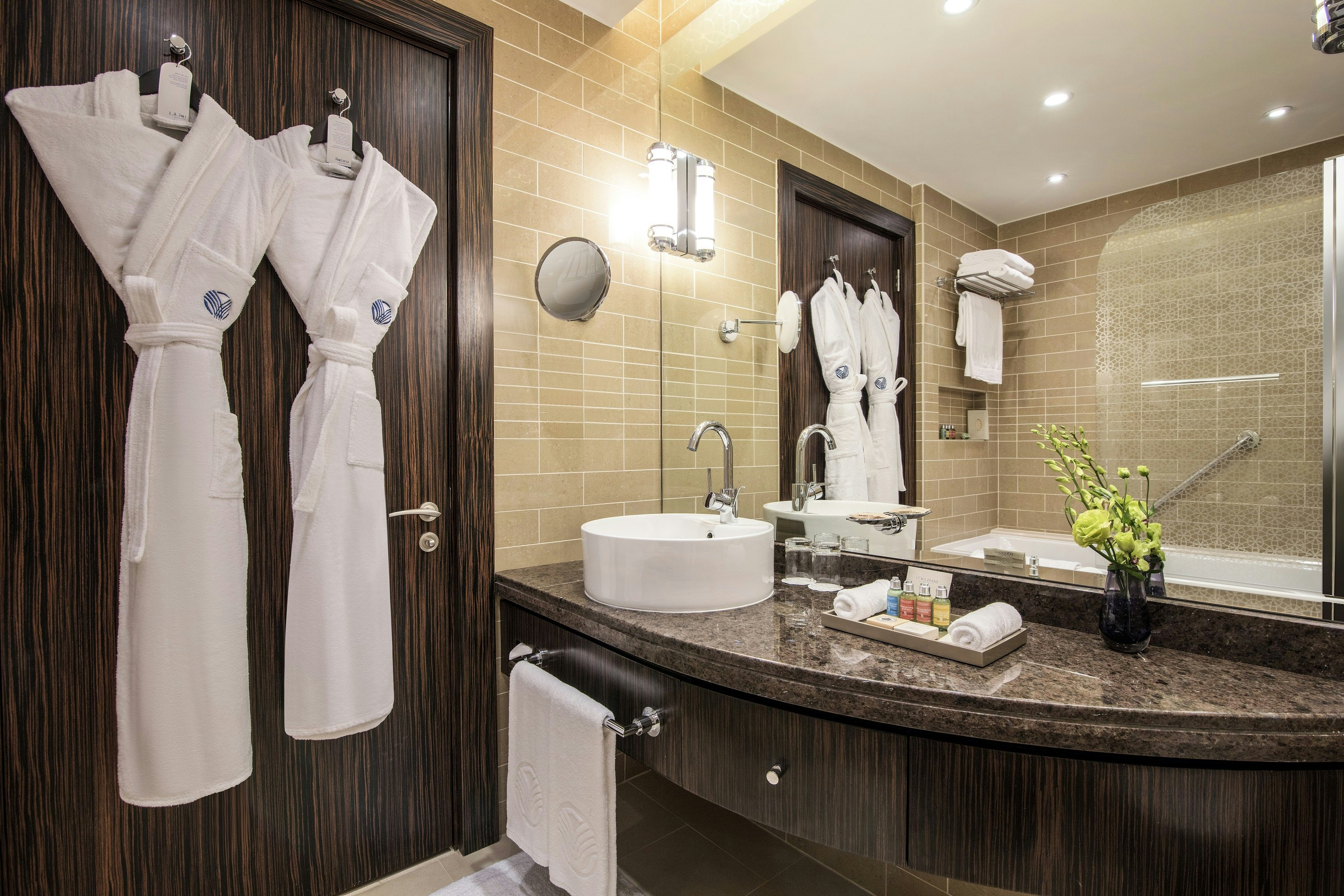 غرفة واسعة بسرير كينج مع دخول الصالة، City Centre Rotana Doha 2/3