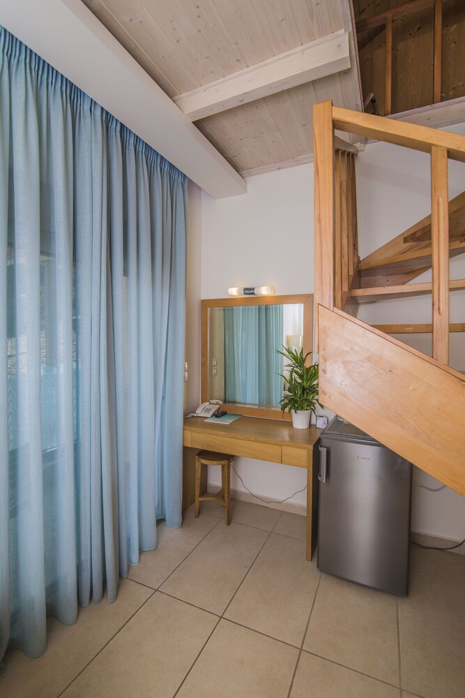 Grand Theoni Hotel Suites And Spa 9/71