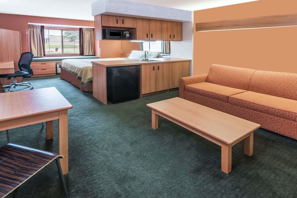Super 8 By Wyndham Columbus West 15/24