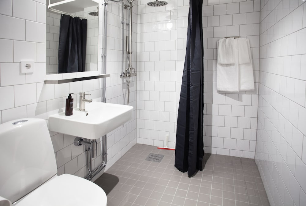 استوديو عائلي بفراش فوتون وسرير كينج وسرير فردي مع أريكة بمطبخ صغير، First Hotel The Studio 2/2