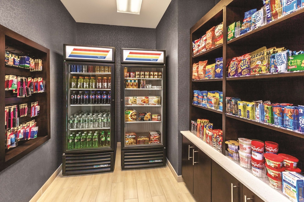 La Quinta Inn & Suites by Wyndham Philadelphia Airport 25/49