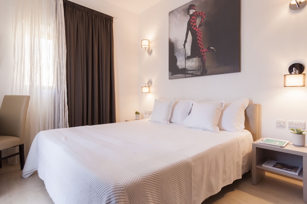 SUPERIOR, DOUBLE OR TWIN BED