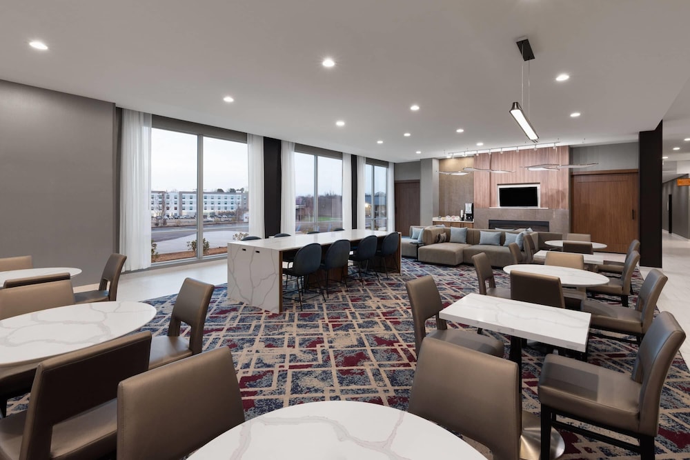 La Quinta Inn & Suites by Wyndham Athens 37/49