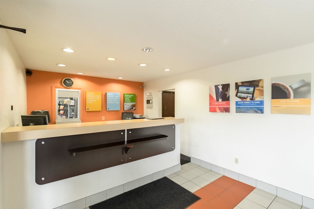 Lobby at Motel6 Crawfordsville, IN, CRAWFORDSVILLE - IN