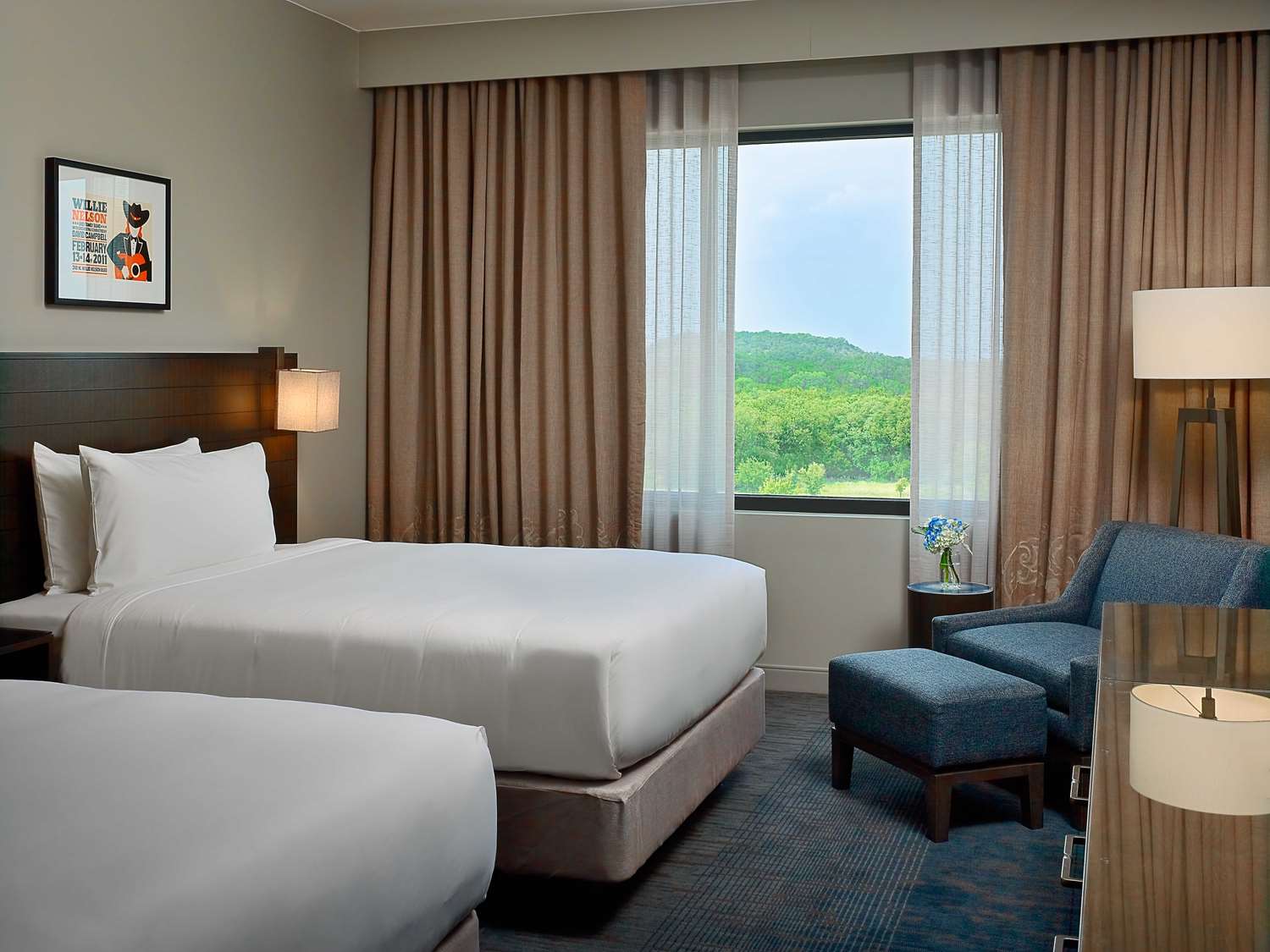 DELUXE, 2 QUEEN BEDS, HILL COUNTRY VIEW