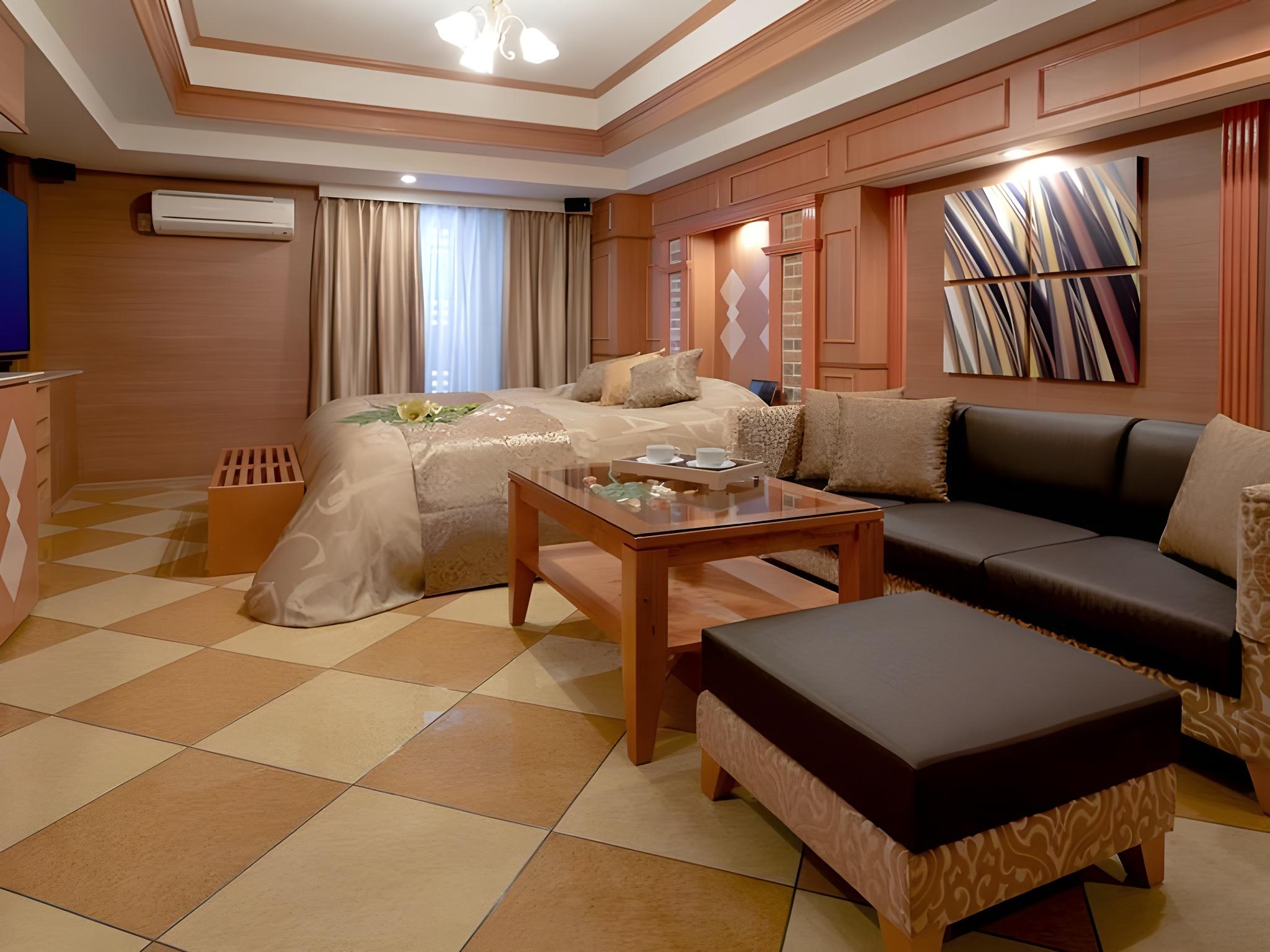 DELUXE, KING BED