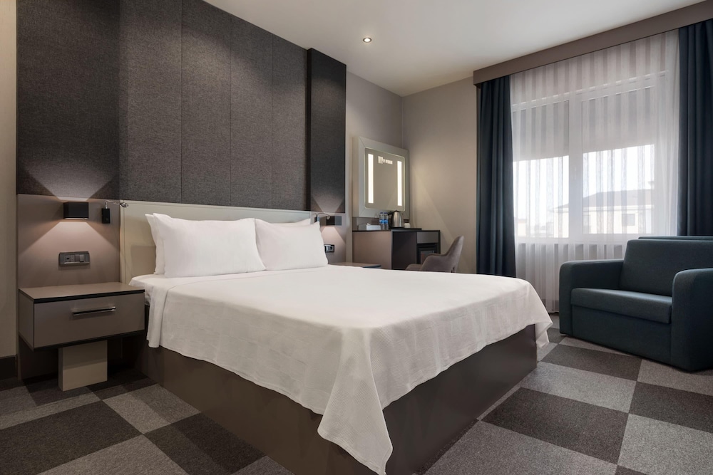غرفة تنفيذية بسرير كينج بشرفة، Tryp By Wyndham Istanbul Sancaktepe 6/10