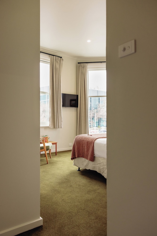 NAUGHTONS PARKVILLE HOTEL 20/64