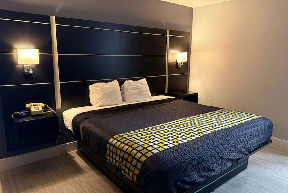 غرفة بسرير كينج للمدخنين، Coratel Inn & Suites by Jasper Hastings 5/10