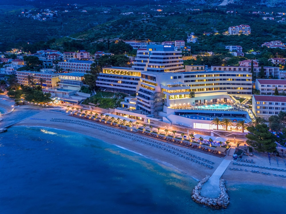 Medora Auri Family Beach Hotel in PODGORA