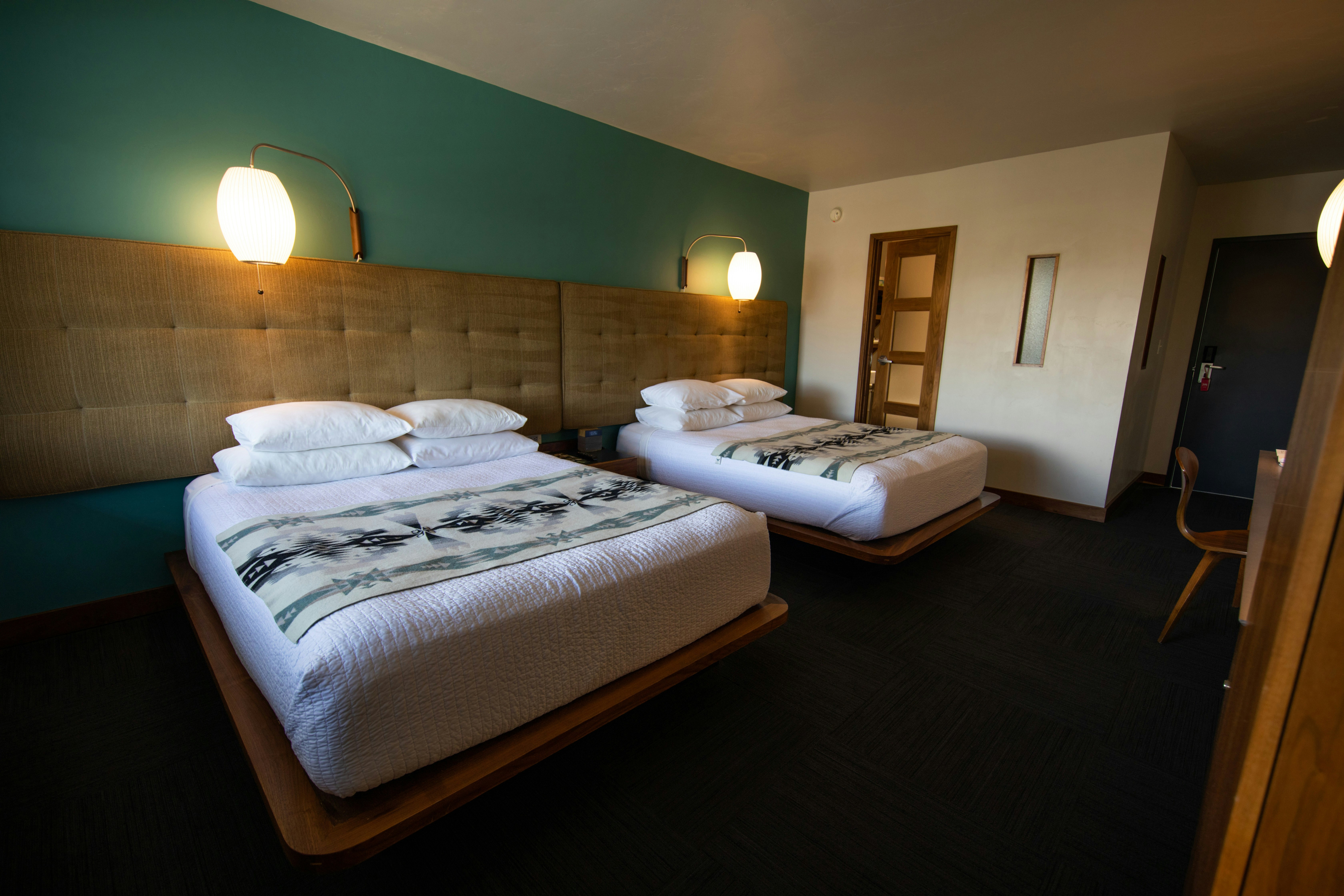 Modern Hotel And Bar 9/48