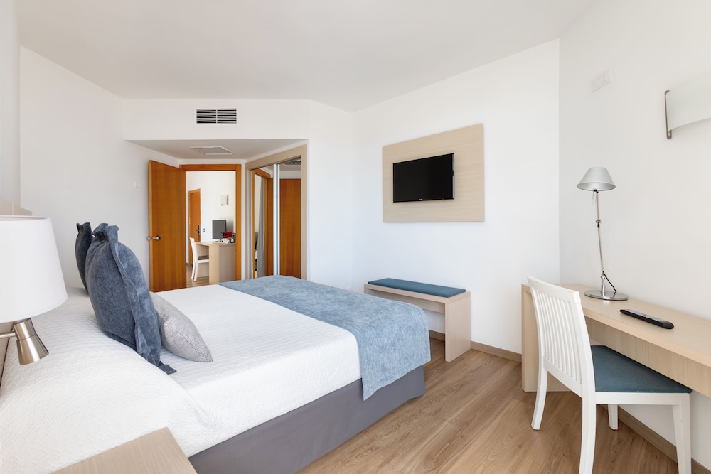 Junior Suite, Studio, Queen Bed, Sea View, 2 Sofa, Balcony