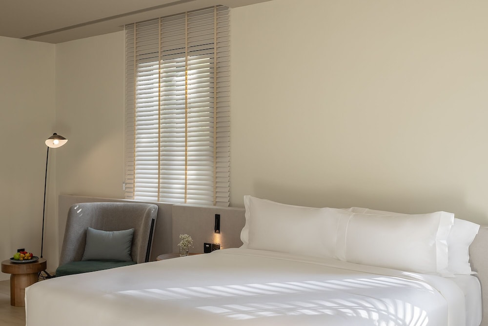 Breeze, Suite, King Bed, Lake Side