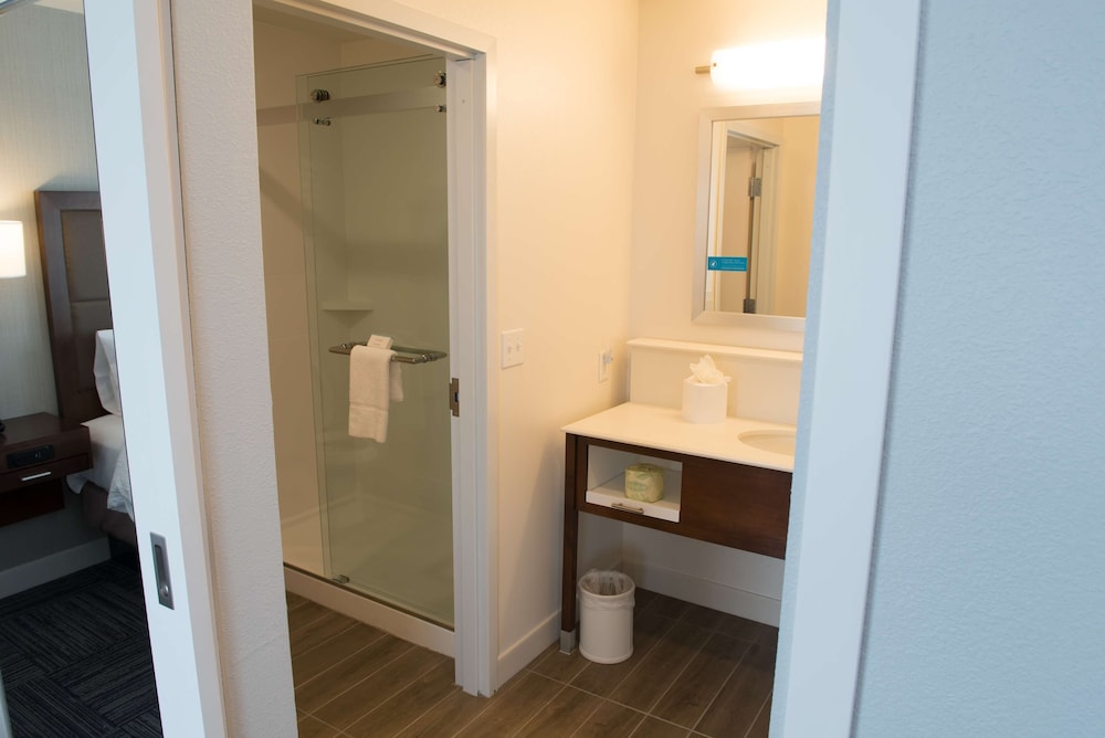 Hampton Inn & Suites Bay City, MI 22/51
