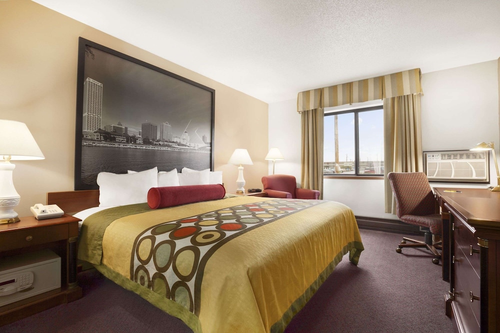 Super 8 By Wyndham Milwaukee Airport 6/57