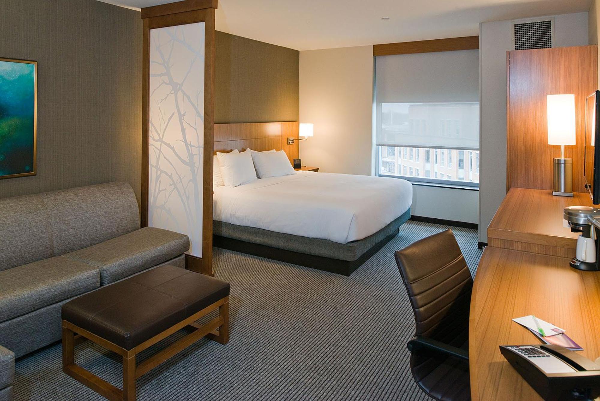 غرفة بسرير كينج مع أريكة لذوي الإعاقة، Hyatt Place Bloomington/Normal 2/4
