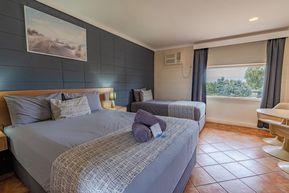 Motel, 1 Queen and 1 Single Bed, Queen Bed