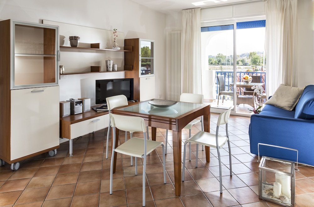 PORTOVERDE BEACH APARTMENTS 27/53