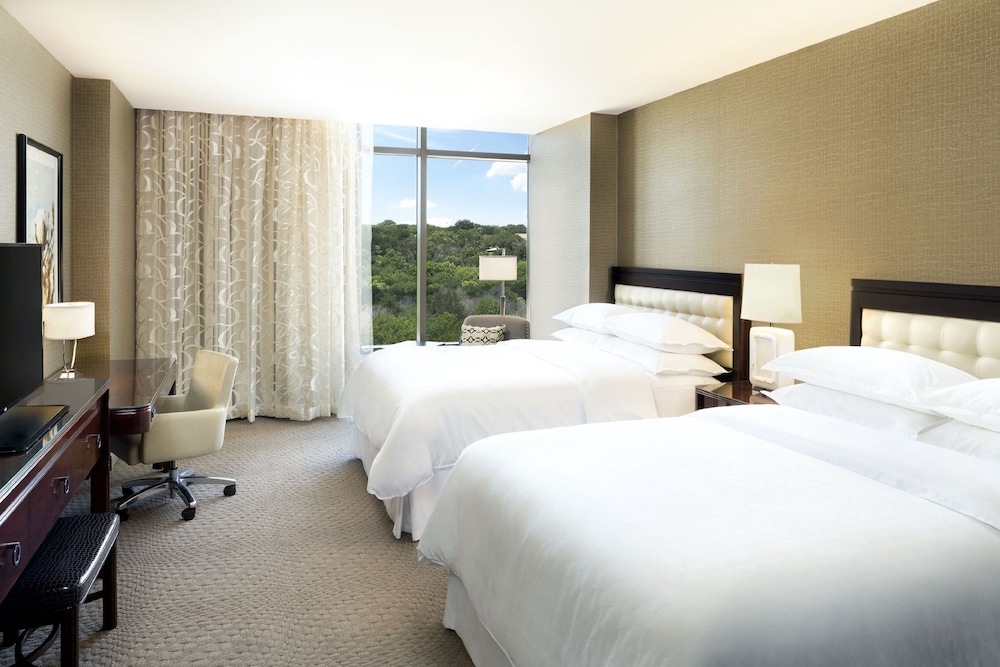 Room, 2 Queen Beds, Pool View, Accessible