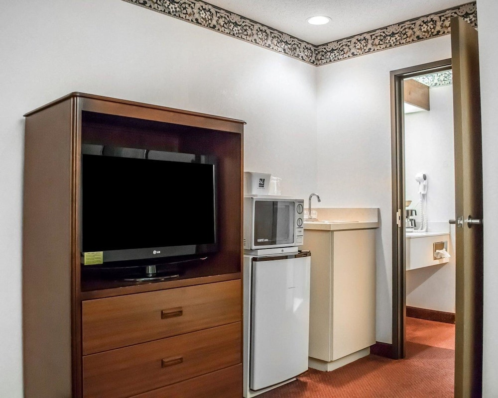 Quality Inn & Suites Brooks Louisville South 18/38