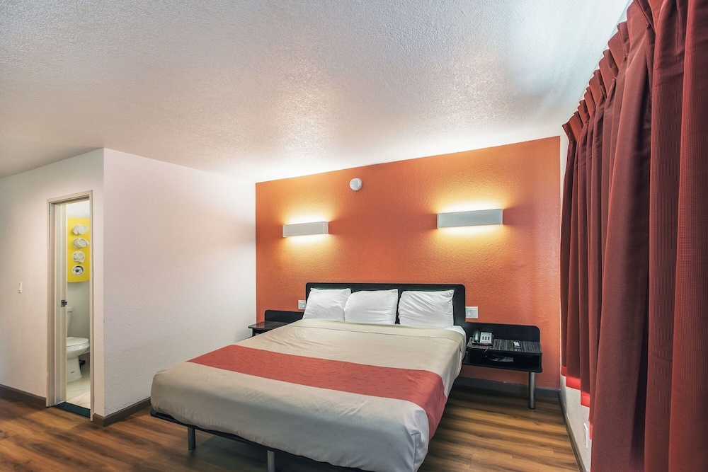 Motel6 North Richland Hills, TX 33/61