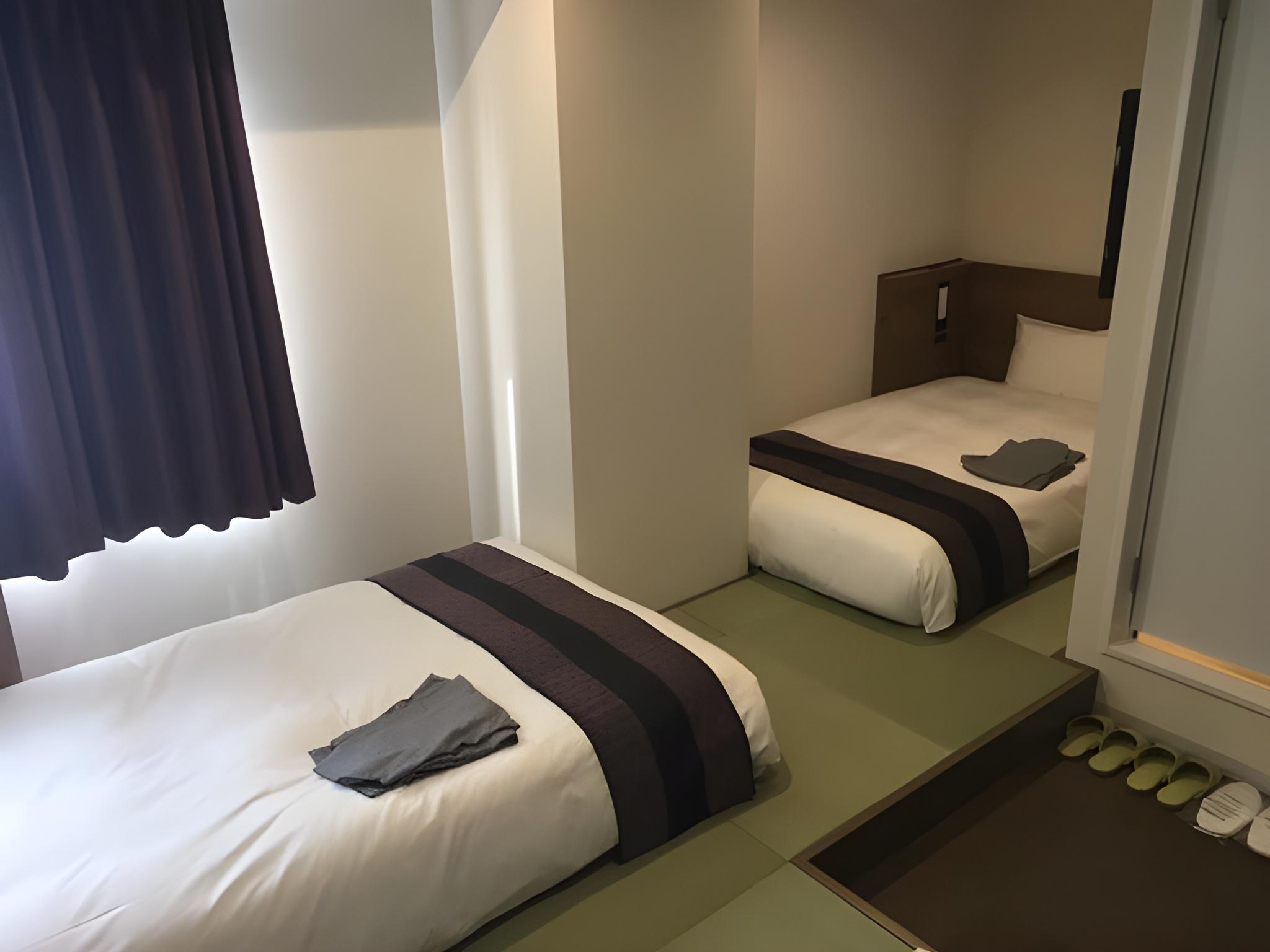 Japanese Western, Elevated, Twin Beds, Small