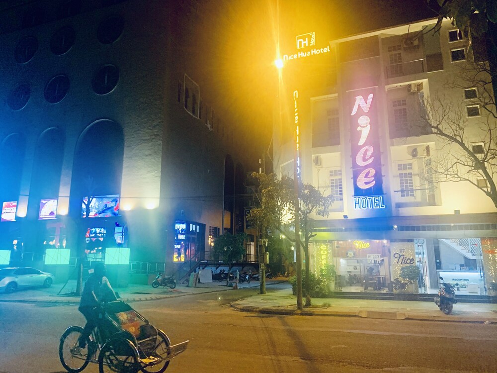 Nice Hue Hotel 11/50