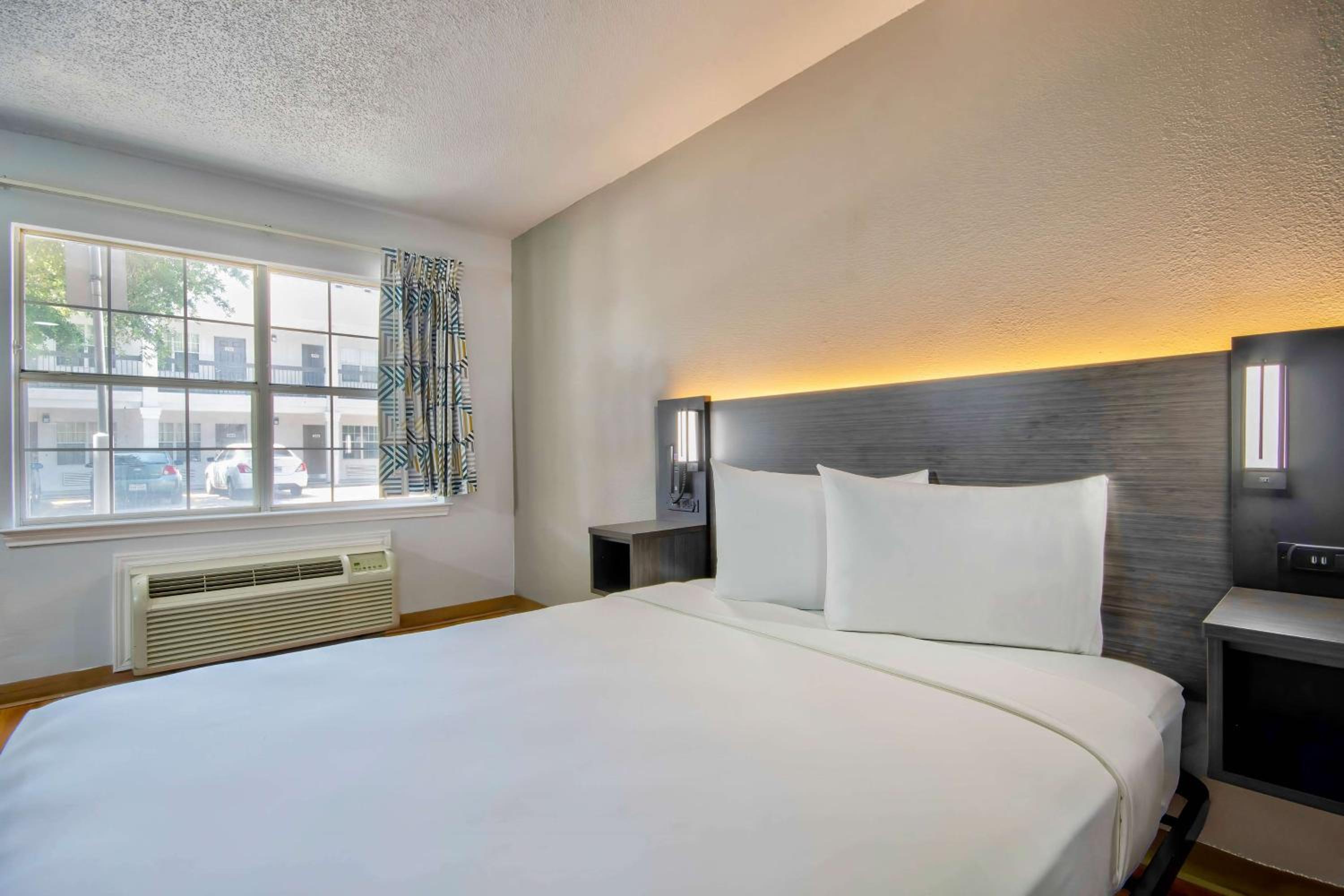 1 Queen Bed - ADA/RI Shower, Non-Smoking