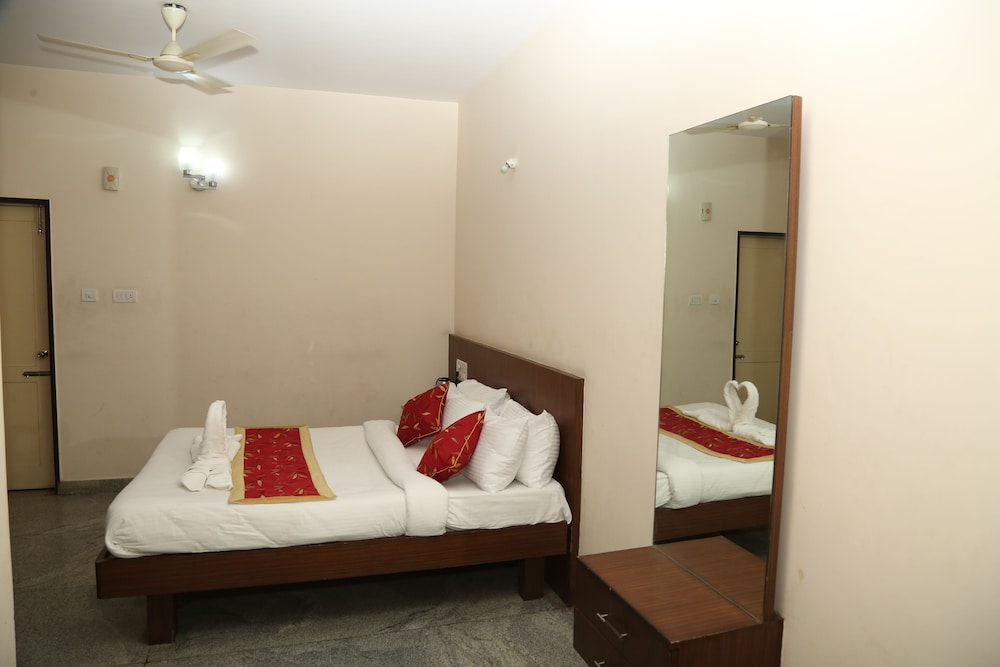 Soundarya Hotel 7/38