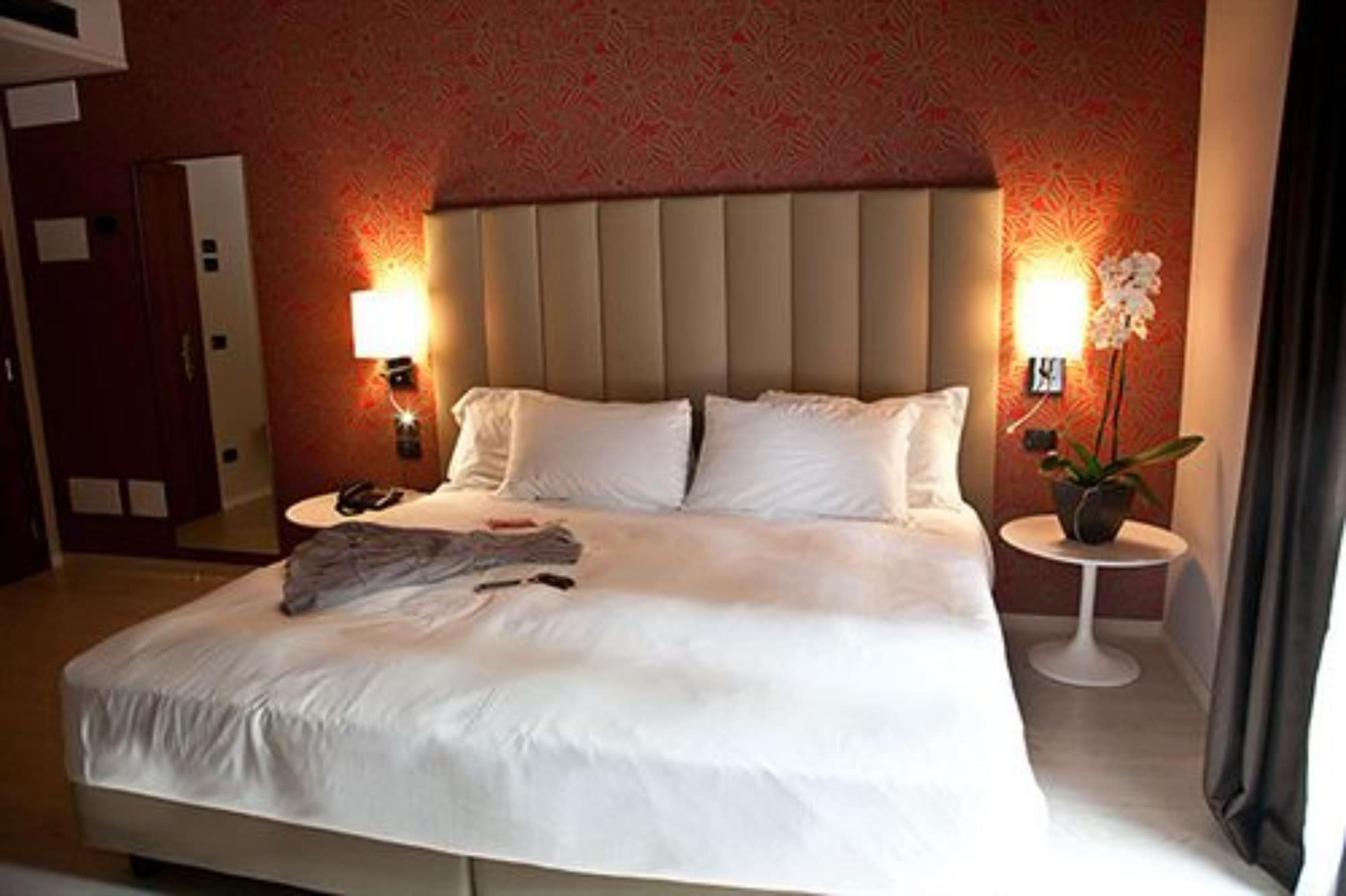 Room, King Bed, Lobby Floor