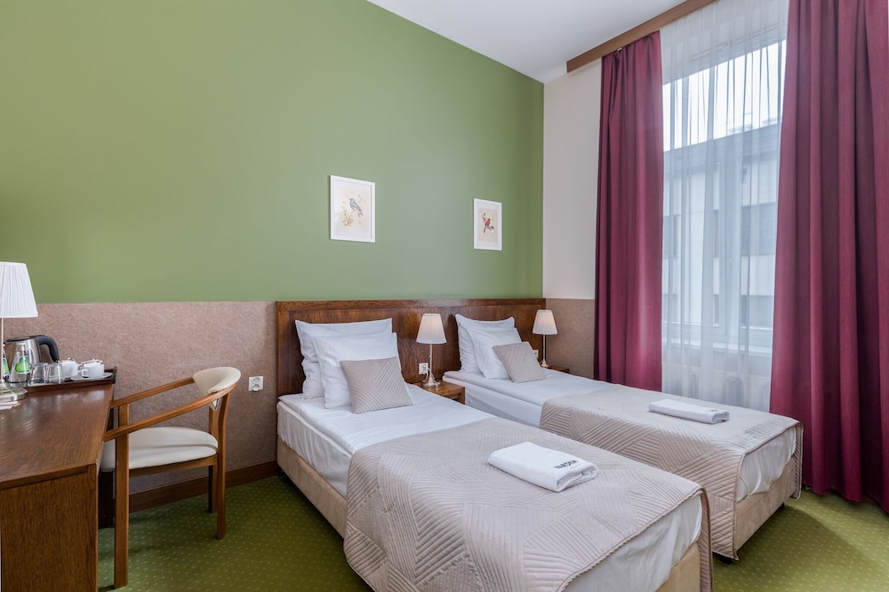 CLASSIC, TWIN BEDS, CITY VIEW