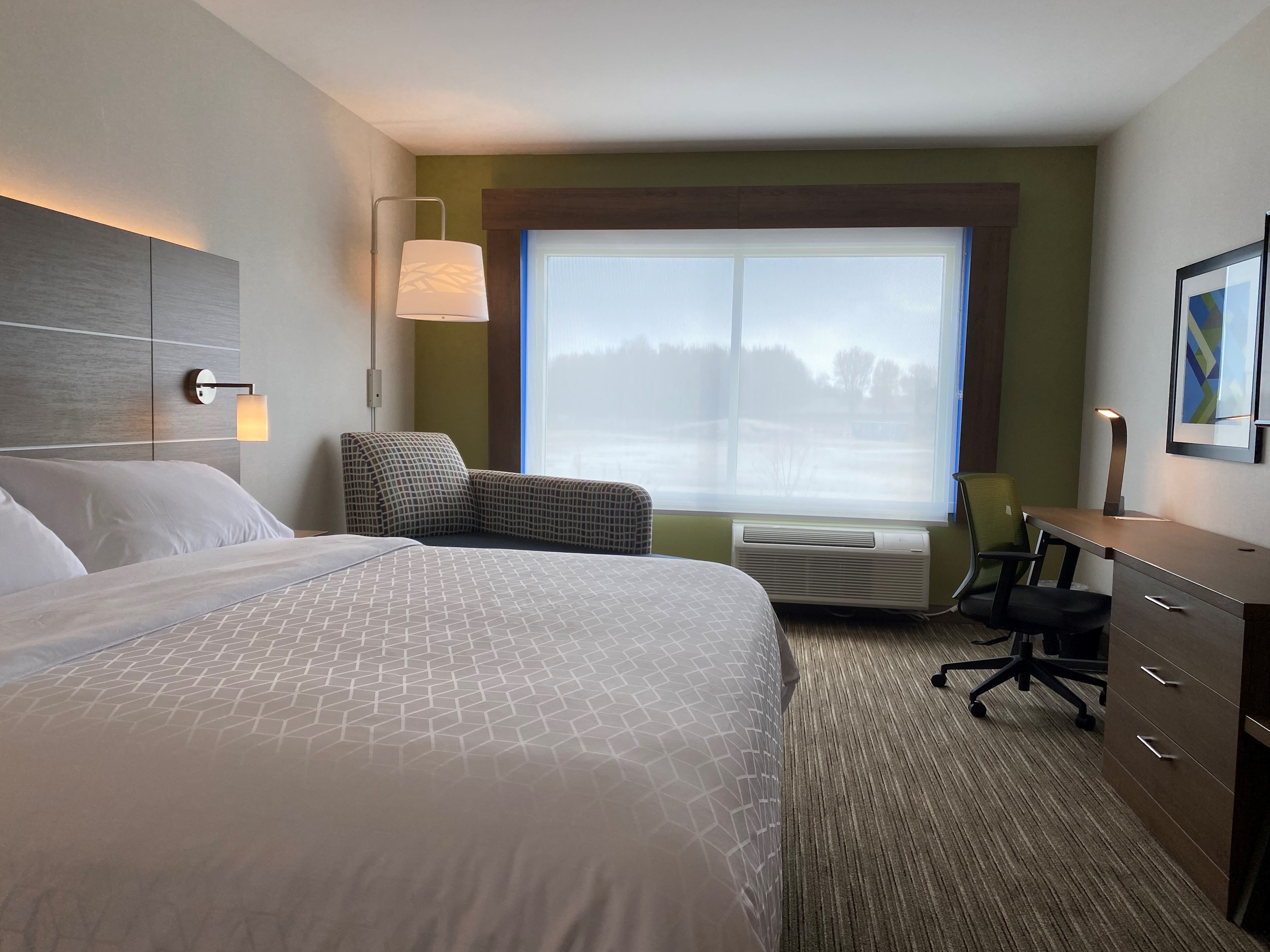 Holiday Inn Express Suites Aurora 17/77