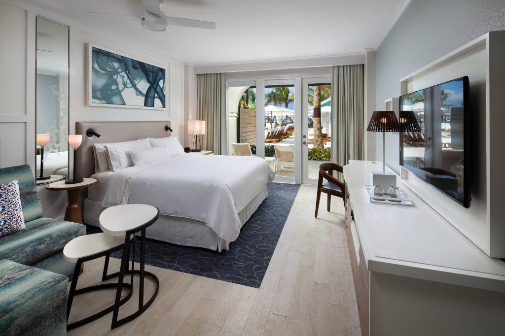 Lanai, Guest Room, King Bed, Partial Pool View, Pool Side, Sofa