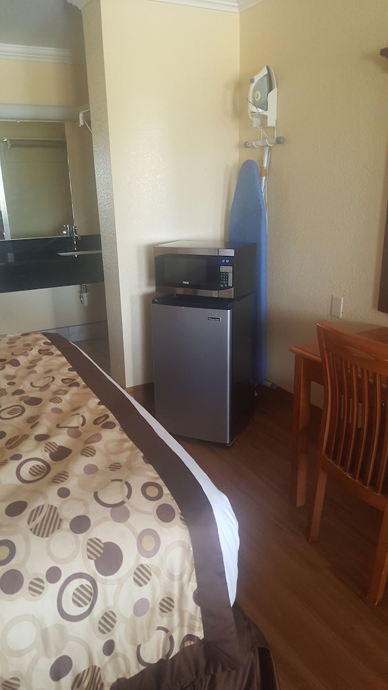 Americas Best Value Inn - Frost Bank Center 23/36