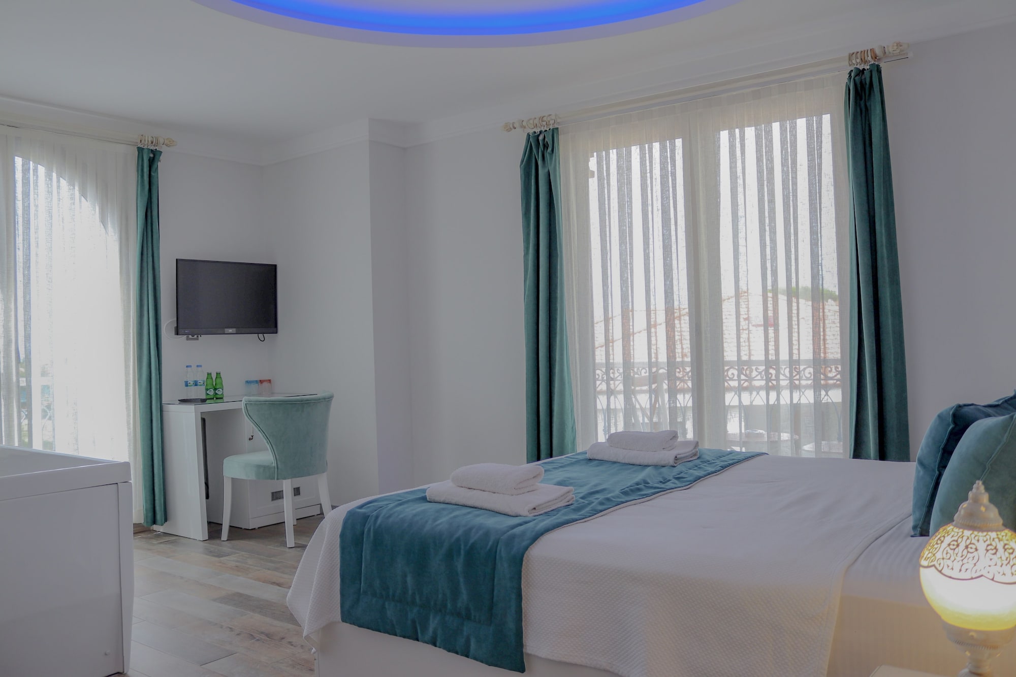 جناح حصري بسرير كوين بإطلالة جزئية على البحر، Cunda Rota Hotel 3/8