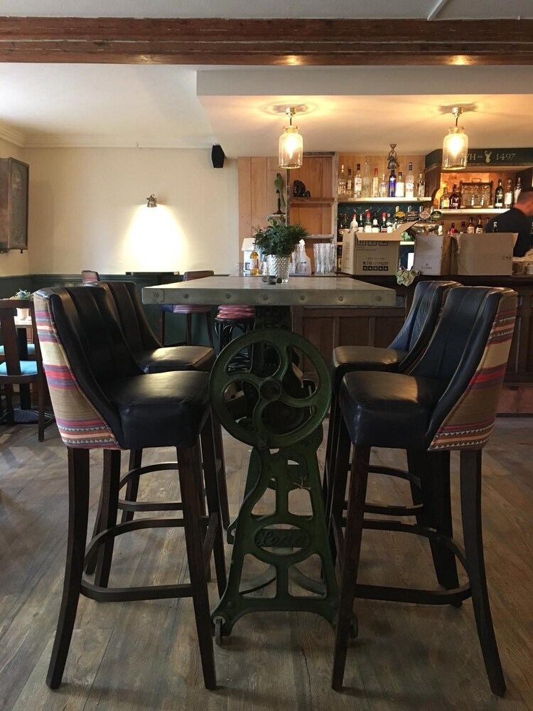 THE WHITE HART HOTEL 40/48