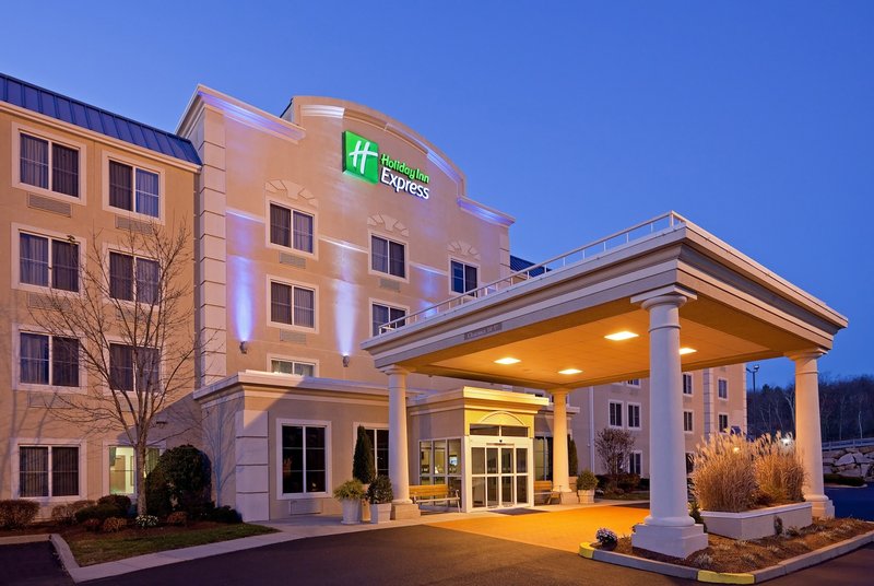 Holiday Inn Express Boston-Milford 2/32