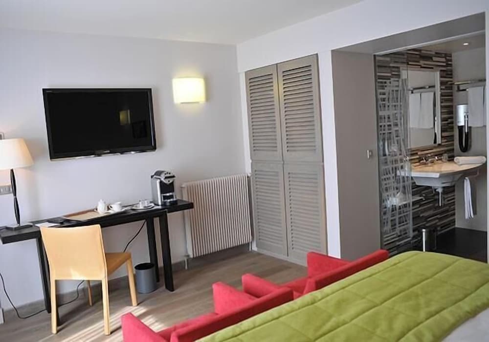 Hotel De L'Universite 27/50