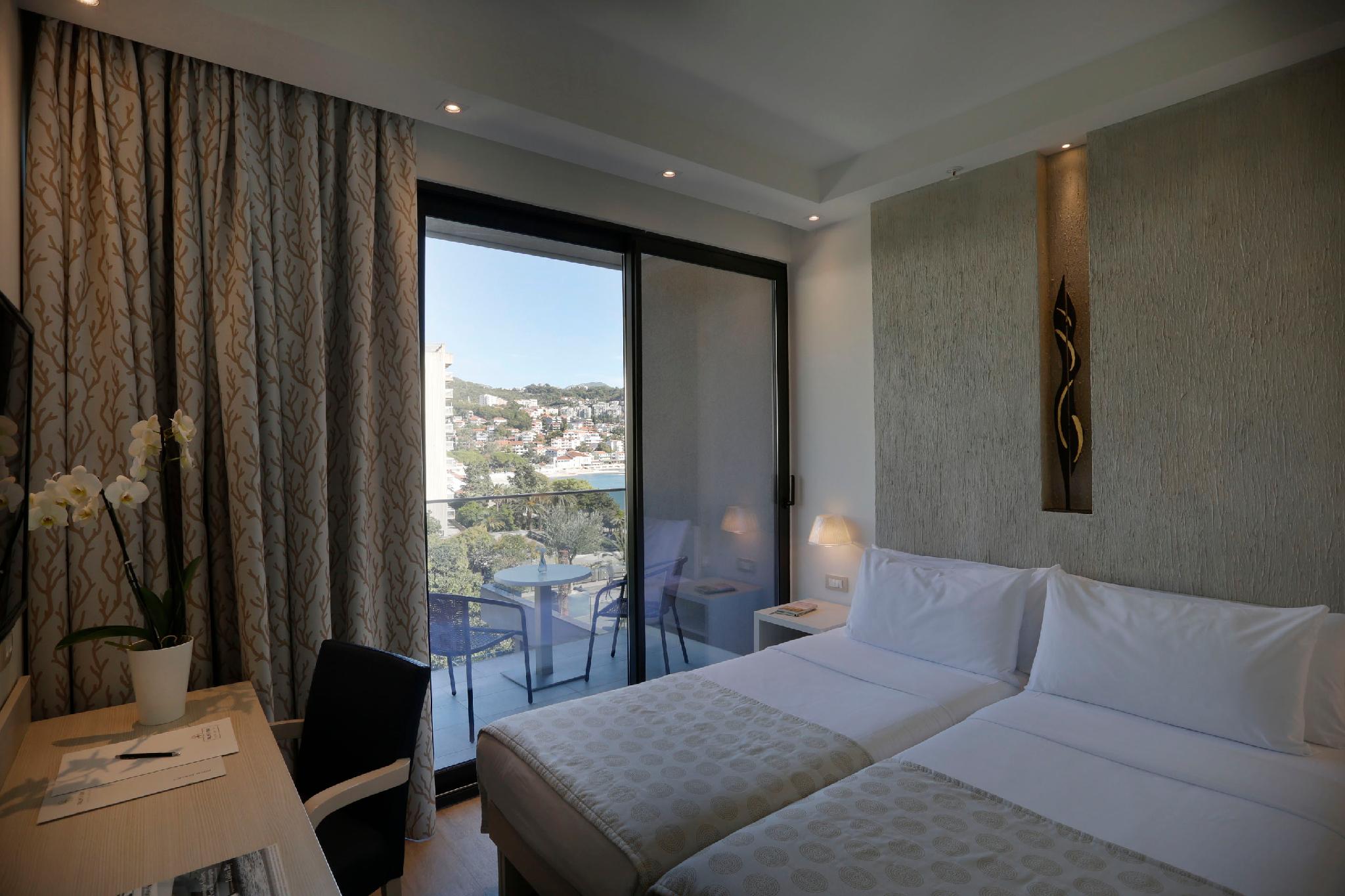 Standard, Twin Beds, Side Sea View