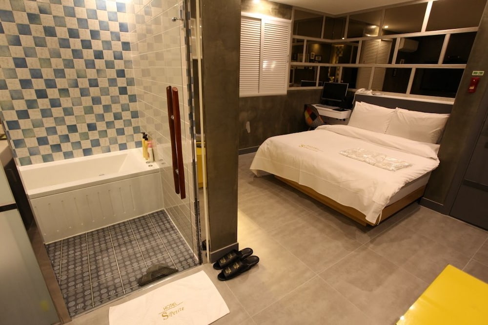 S-Petite Hotel 10/30